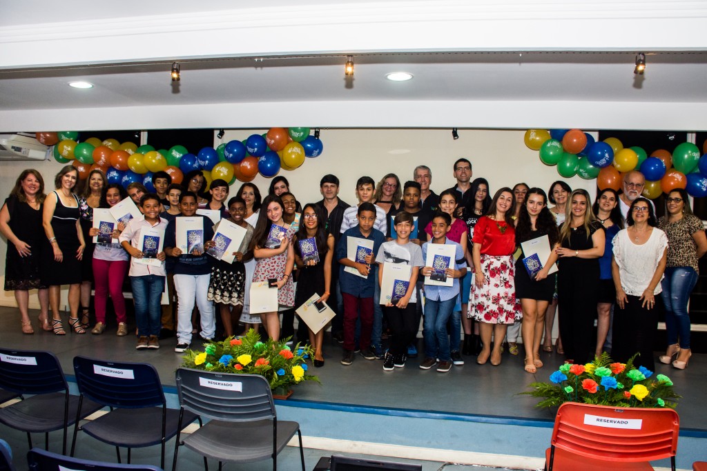 Foto oficial com os alunos e as alunas, além da equipe do Colégio Delce Horta e a equipe da Criativa Leitura, após a entrega dos certificados